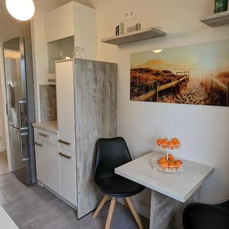 Myflat Mit 6 Betten, 3 Schlafzimmern Und Balkon Bei Leipzig Bmw, Amazon, Porsche, Messe * Jesewitz